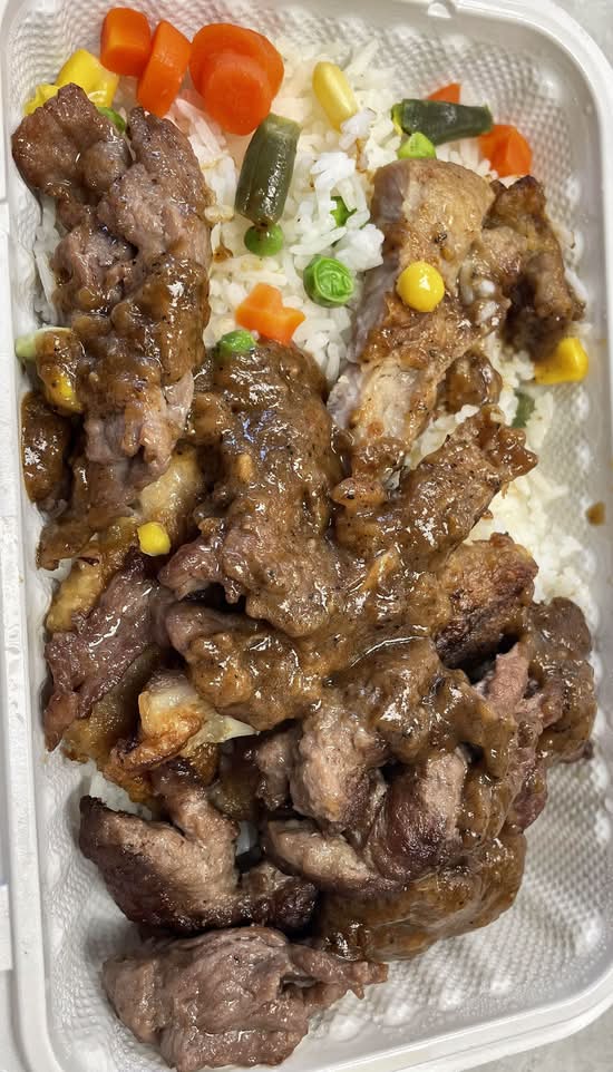 111. Steak and Pork Chop in Black Pepper Sauce with Rice 黑椒鴛鴦扒飯
